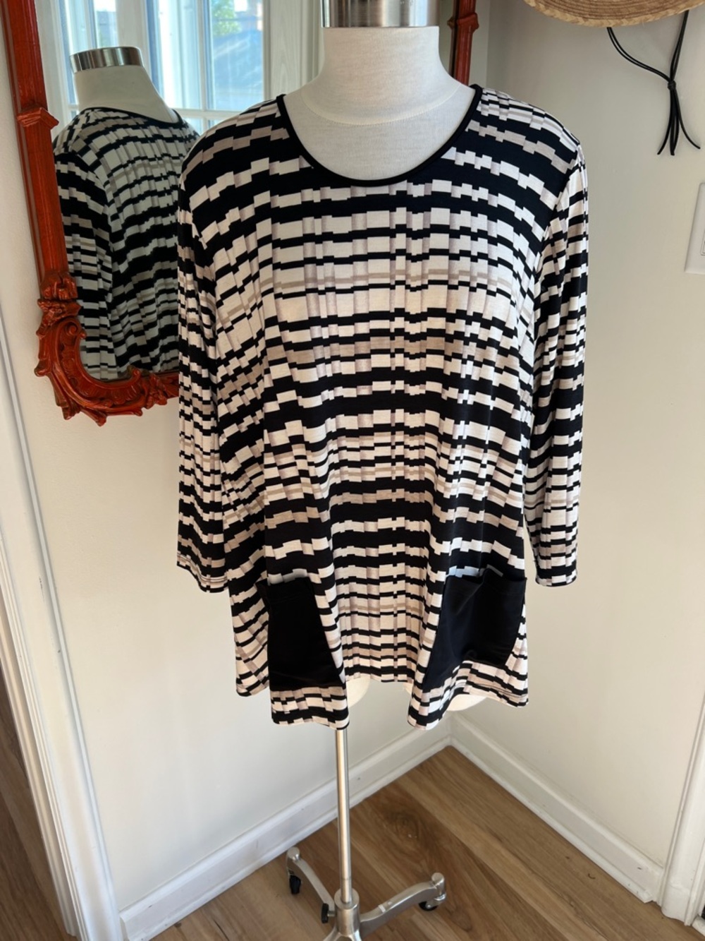 Sun Kim Black, beige & White Patterned Women’s Knit Top with Pockets size  XL